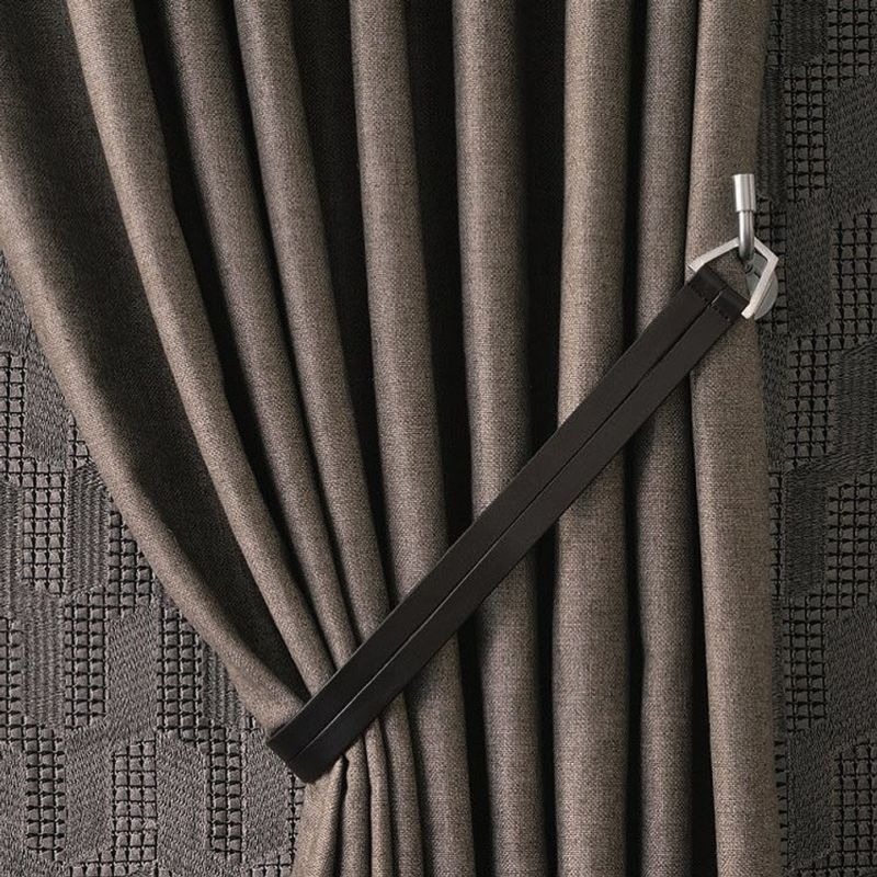 Оформление окна в гостиной шторами в современном стиле: дизайн большого и маленького окна