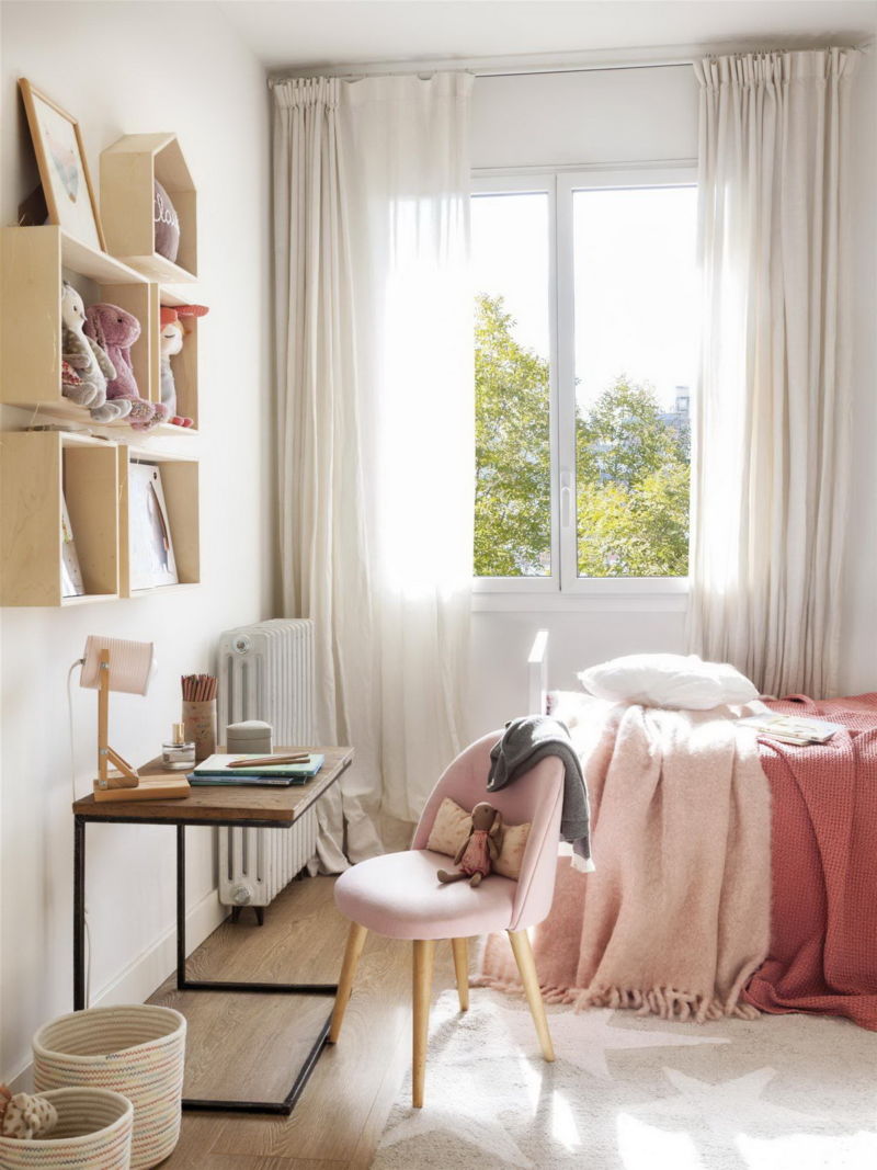 Оформление окна в гостиной шторами в современном стиле: дизайн большого и маленького окна