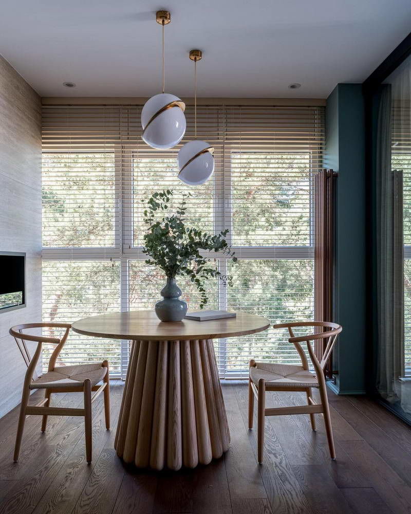 Оформление окна в гостиной шторами в современном стиле: дизайн большого и маленького окна