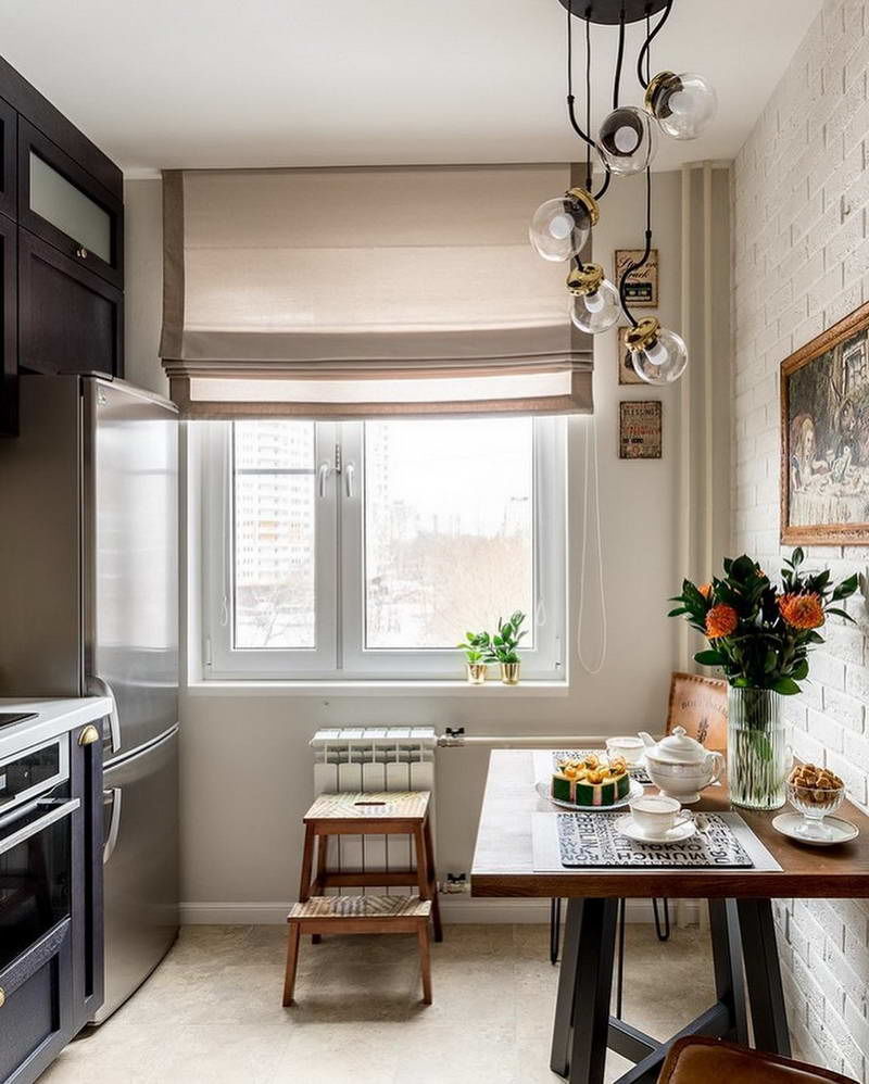 Оформление окна в гостиной шторами в современном стиле: дизайн большого и маленького окна