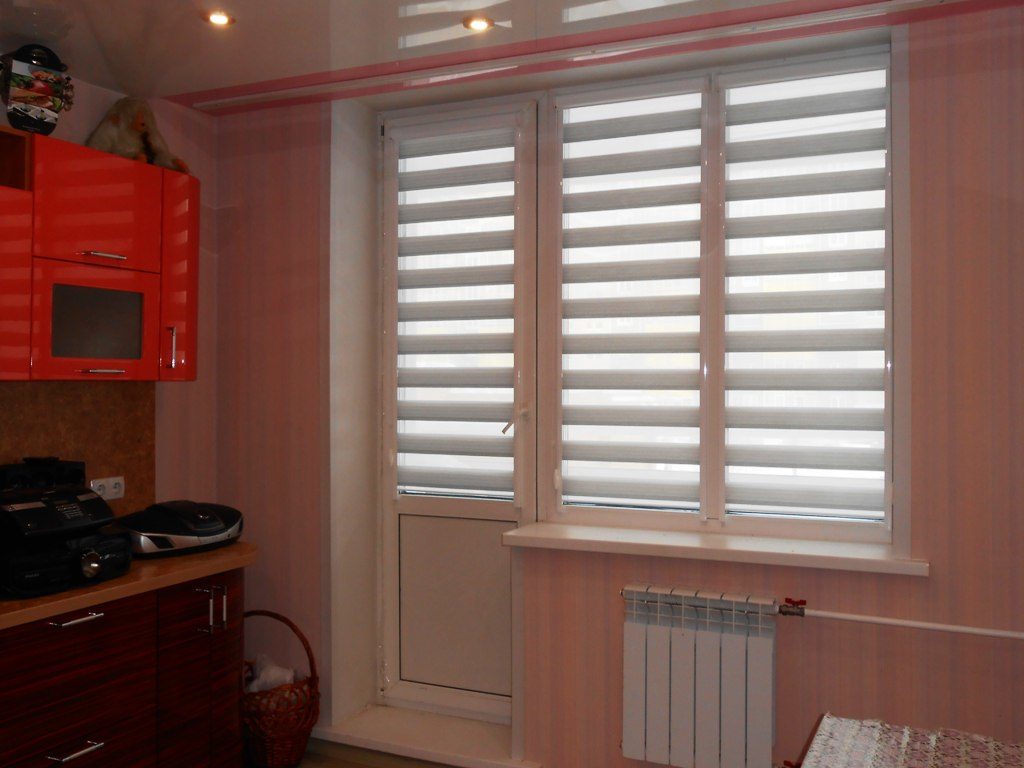 Горизонтальные жалюзи на кухне
