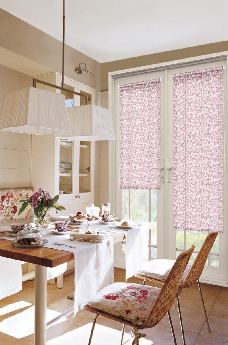Розовые рулонные шторы с рисунком