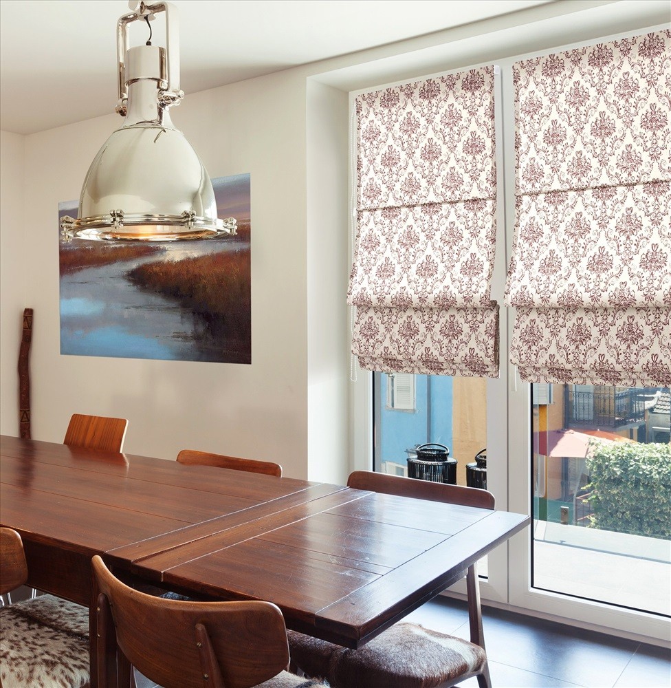 Римская штора на балконной двери