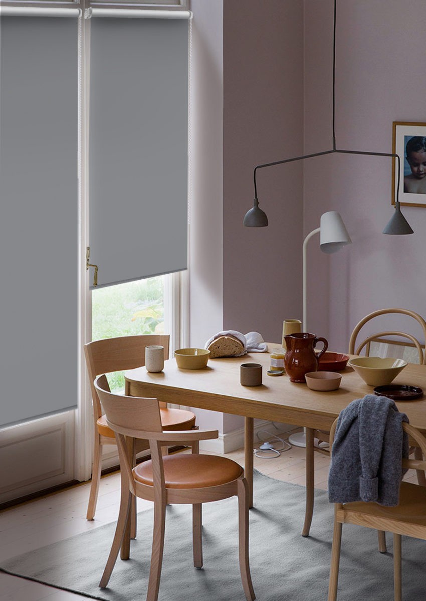 Серые рулонные шторы на балконную дверь