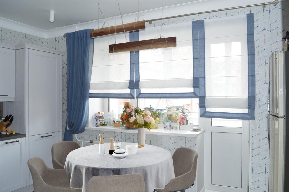 Синие римские шторы на кухню