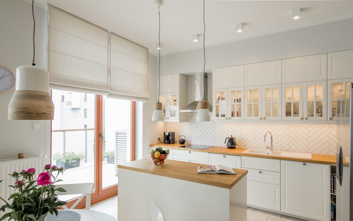 Белые широкие римские шторы