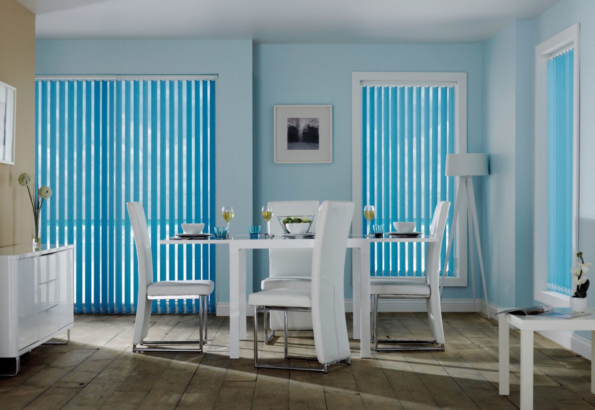 Синие вертикальные жалюзи на кухне