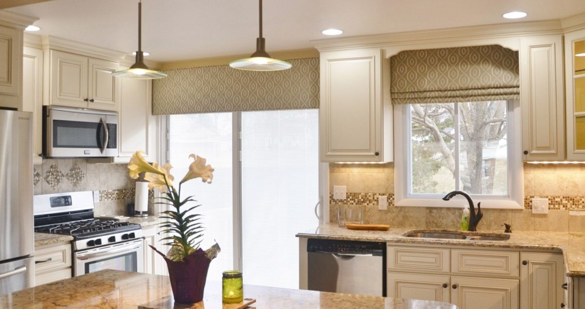 Римские шторы на просторной кухне