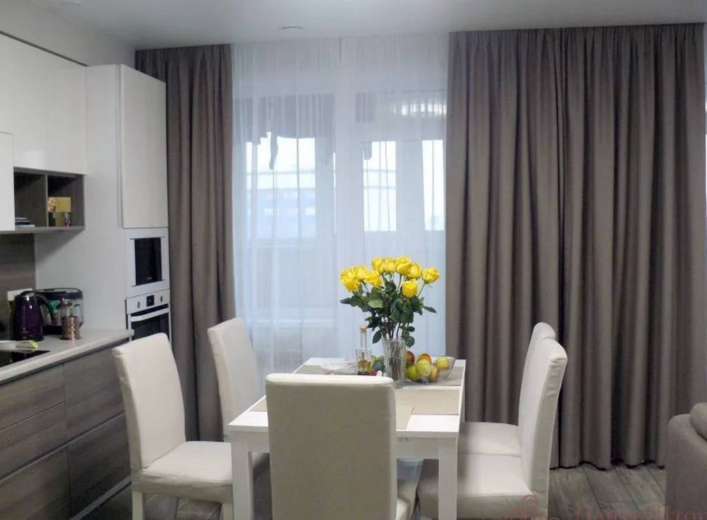 Плотные шторы на кухне