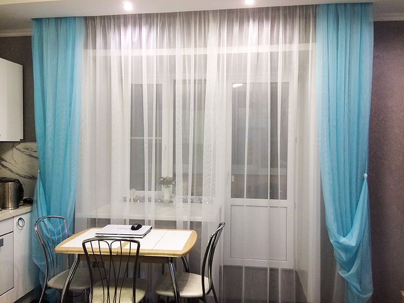 Бело-голубые шторы на кухне с балконом