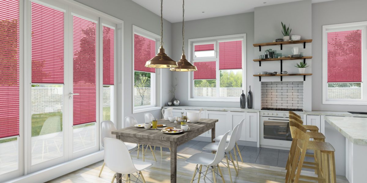 Малиновые жалюзи на кухне