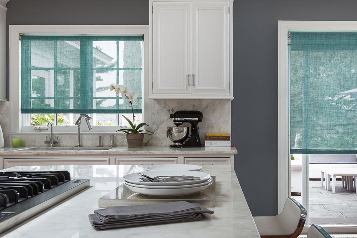 Бирюзовые рулонные шторы на кухне