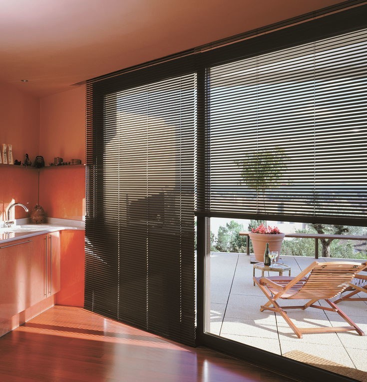 Коричневые жалюзи на балконе