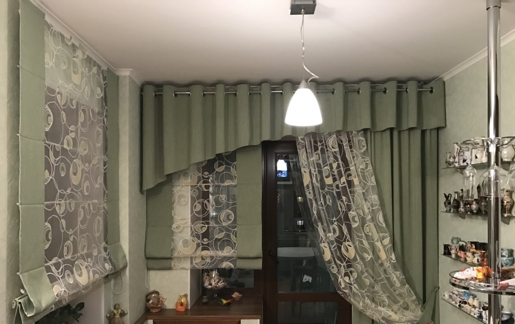 Зеленые римские шторы на кухне с балконом