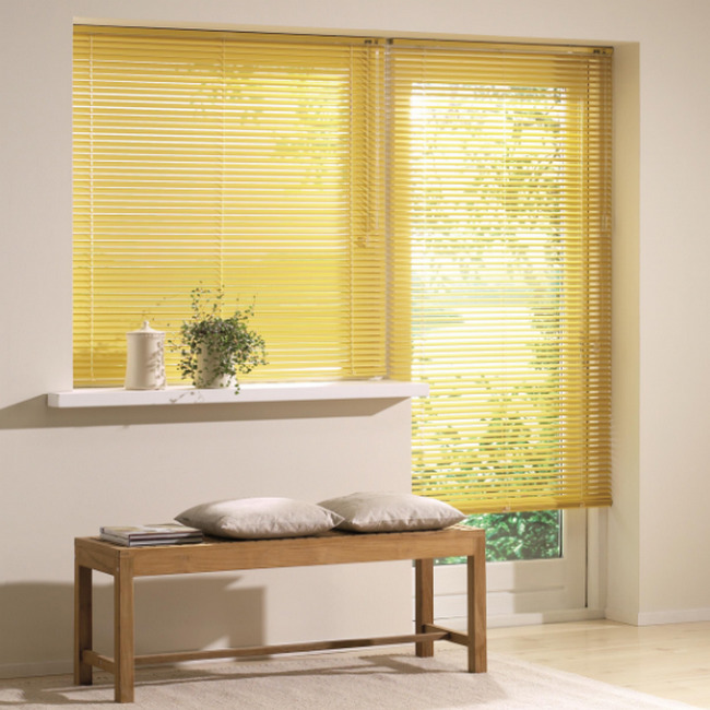 Желтые жалюзи на кухне с балконной дверью