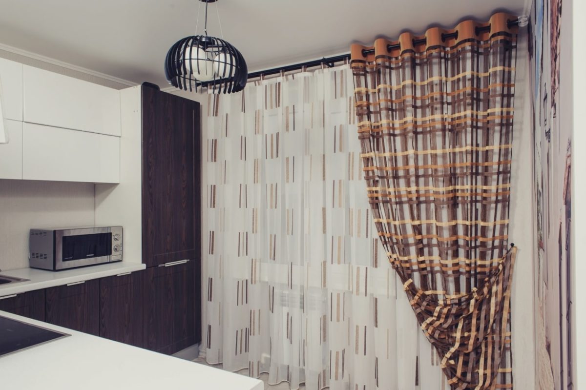 Плотные шторы на кухне с выходом на балкон