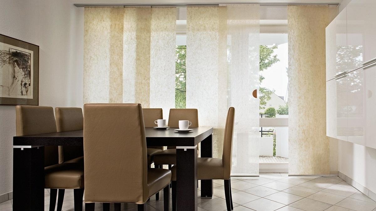 Бежевые японские шторы на кухне с балконом