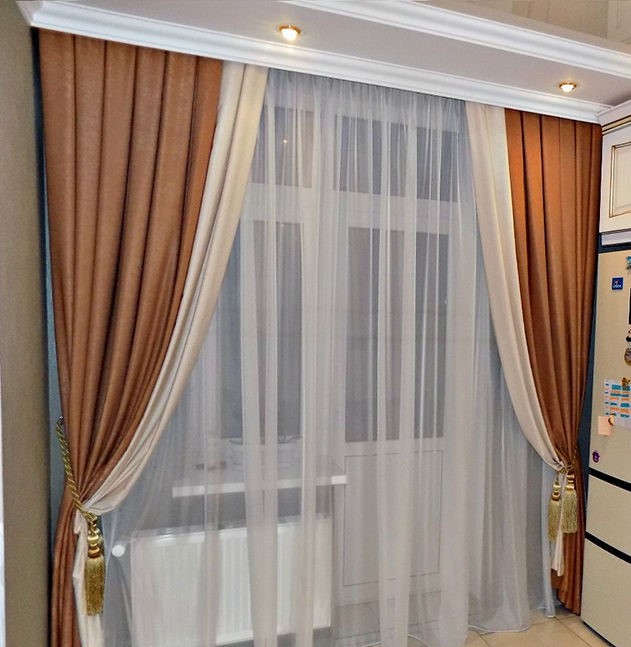 Коричневые шторы на кухне