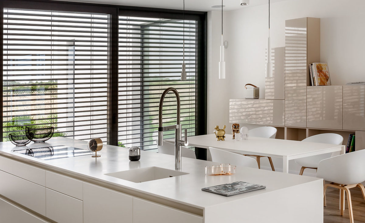 Жалюзи на кухню в современном стиле
