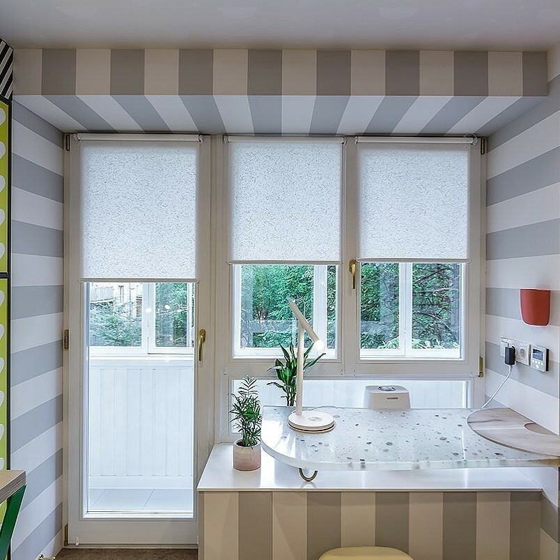 Белые рулонные шторы на балконную дверь