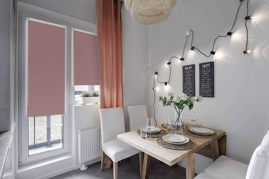 Рулонные шторы на балконную дверь кухни