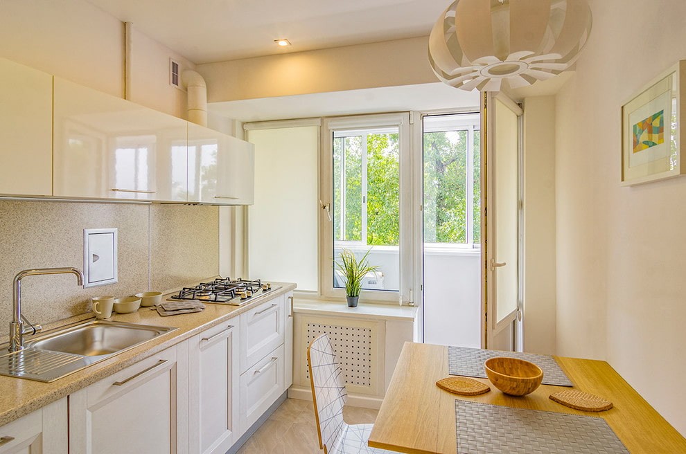 Белые рулонные шторы на кухне