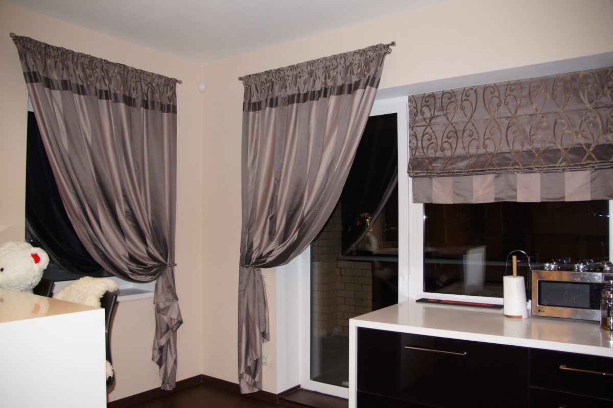 Комбинированные шторы на маленькой кухне