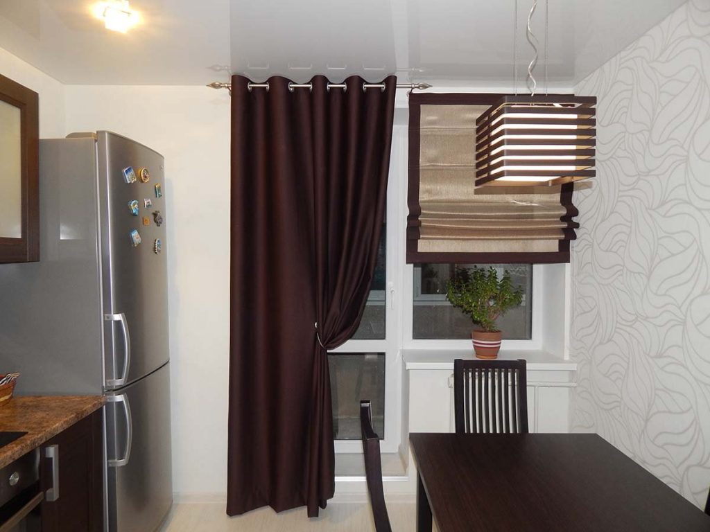 Темные комбинированные шторы на маленькой кухне