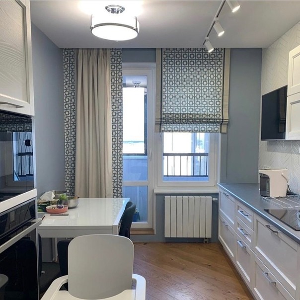 Комбинированные шторы на маленькой кухне