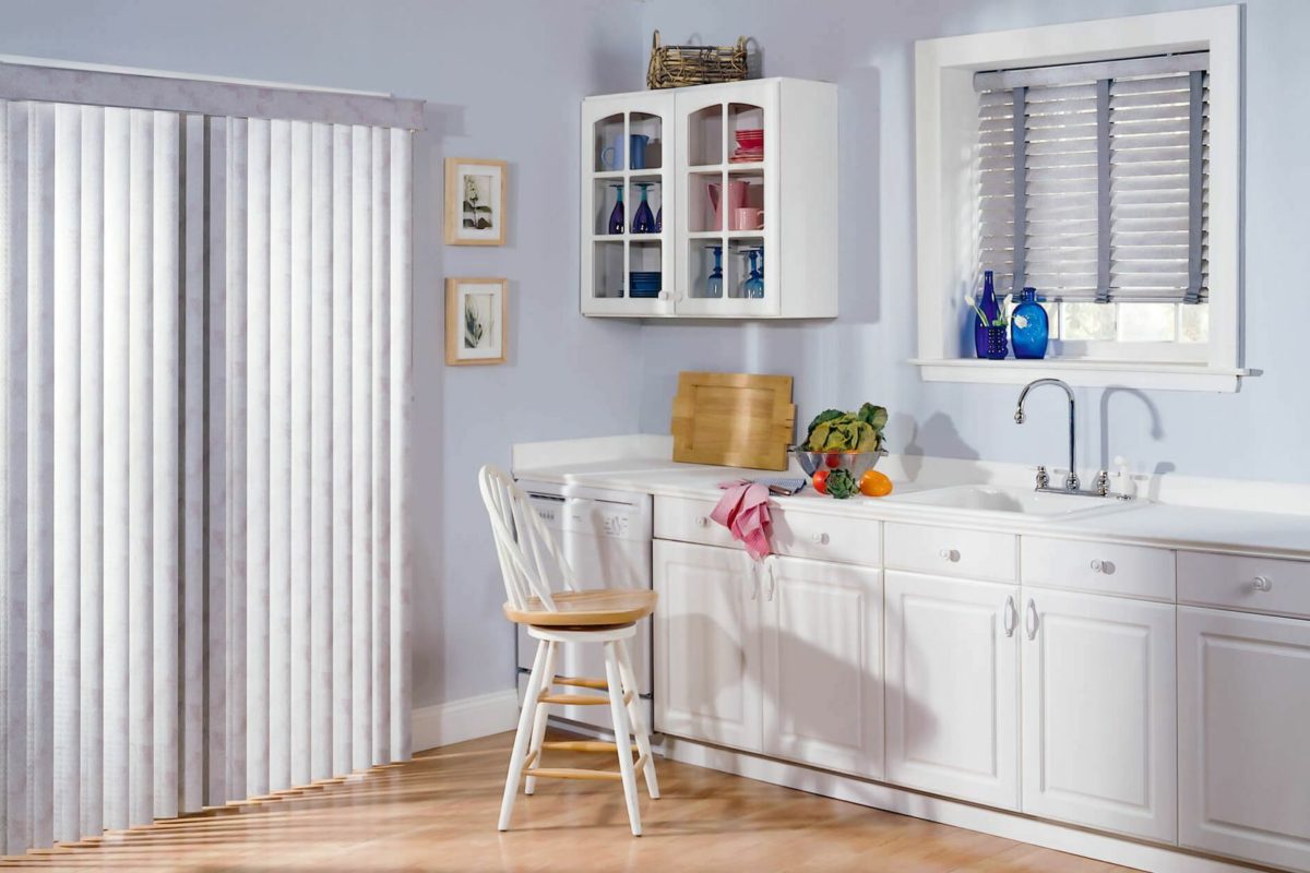 Белые жалюзи на кухне