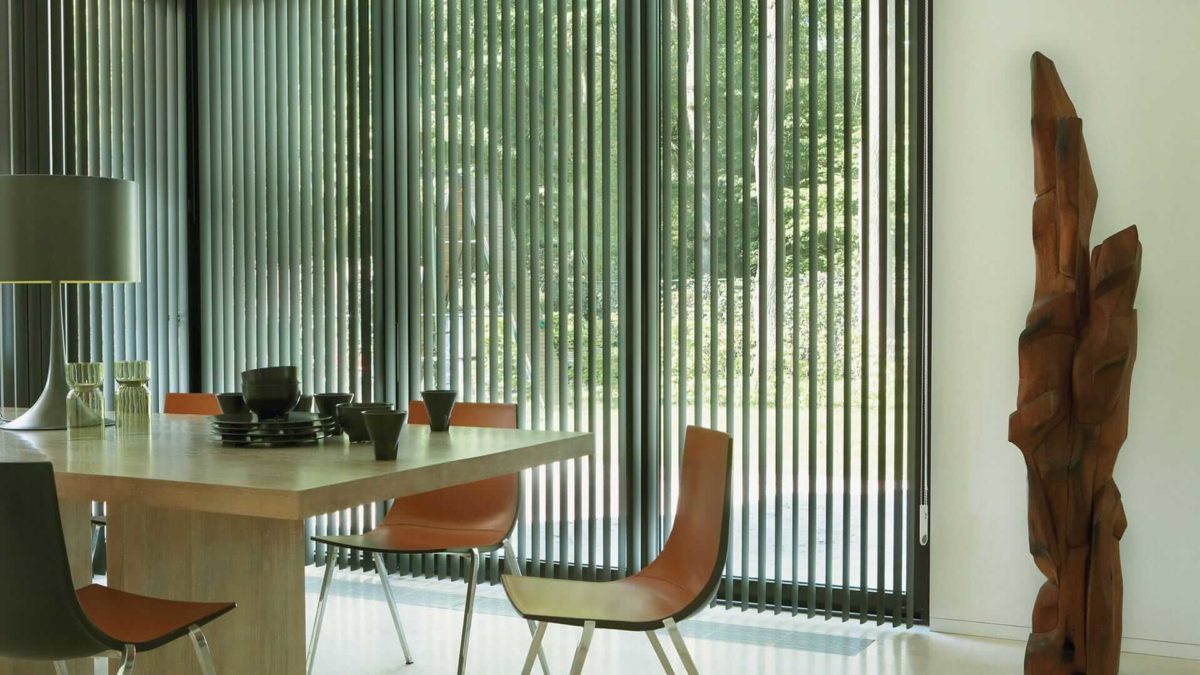 Зеленые жалюзи на кухне