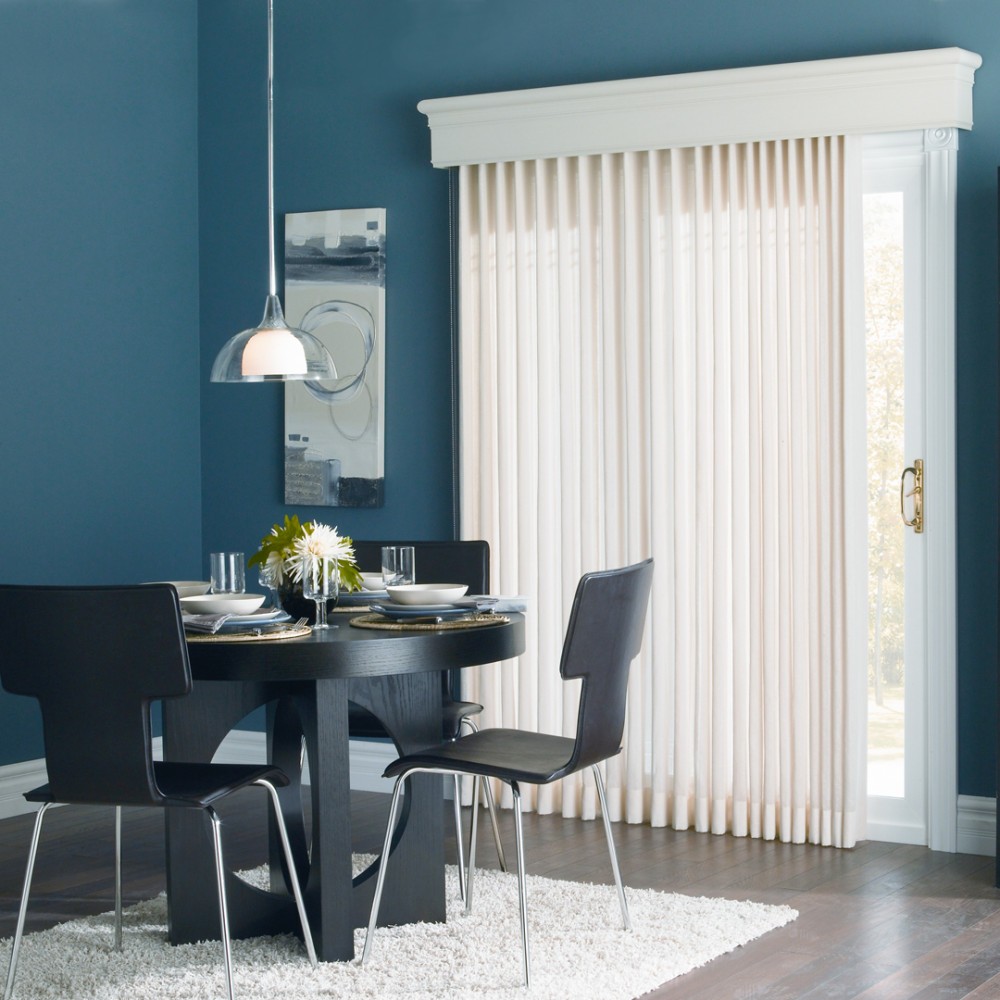 Жалюзи в бежевых тонах на синей кухне