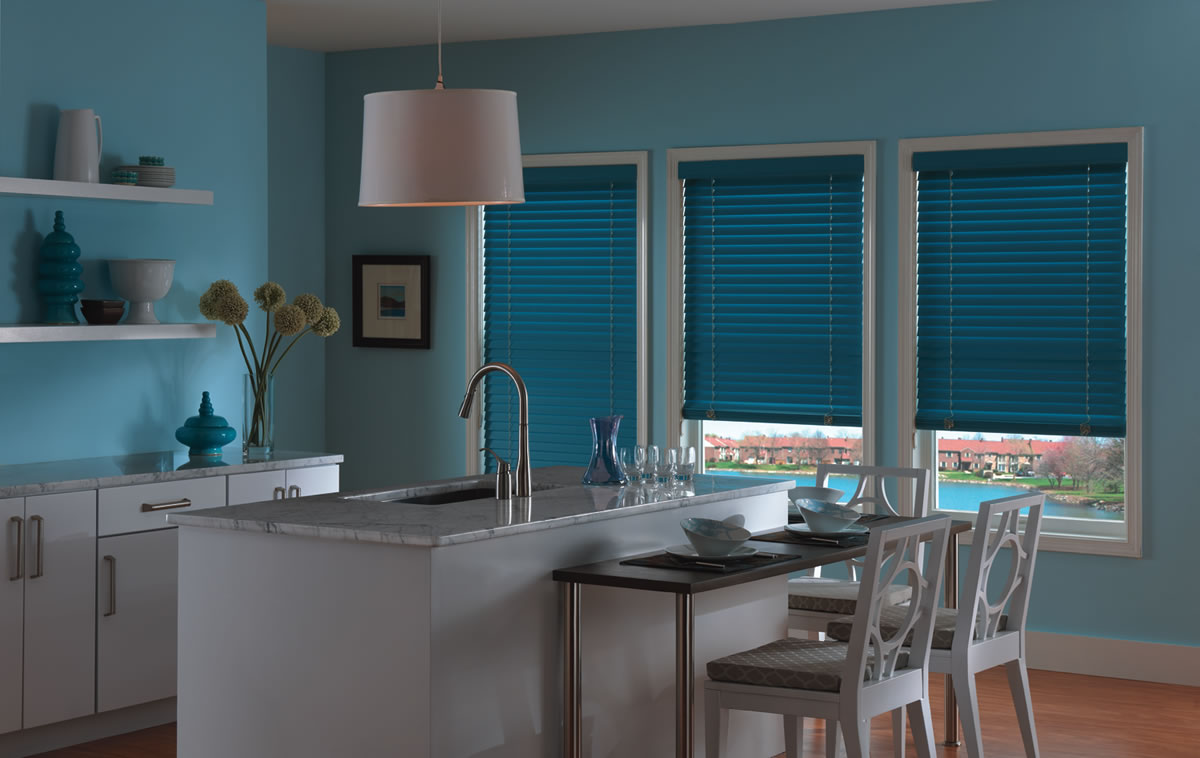 Голубые жалюзи на балконной двери и окнах