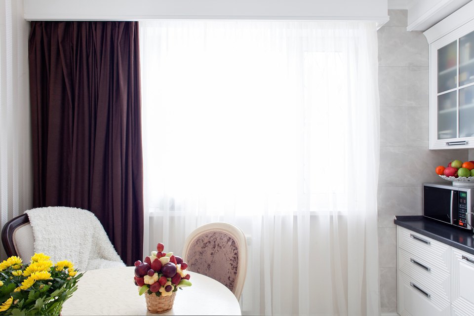 Темные шторы на кухне