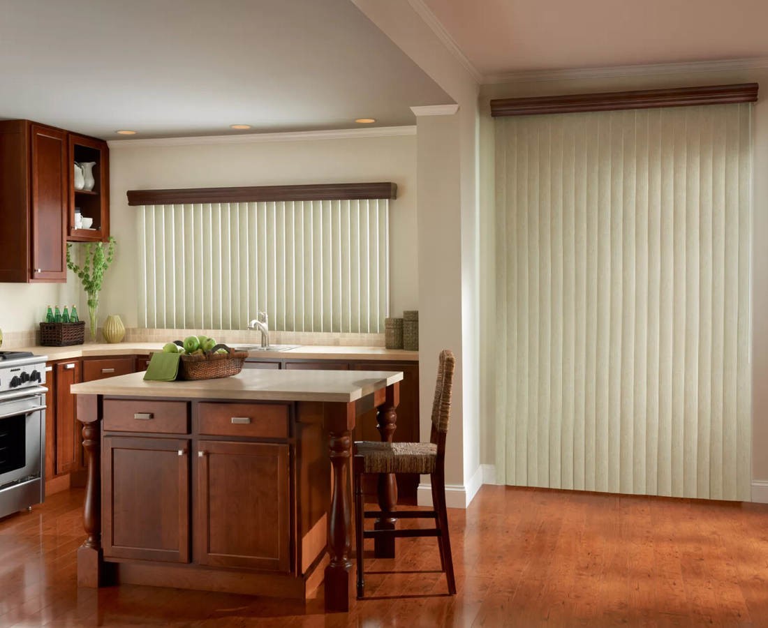 Белые жалюзи на большой кухне