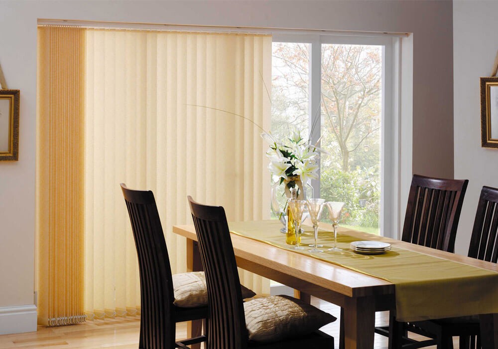 Бежевые вертикальные жалюзи на кухне