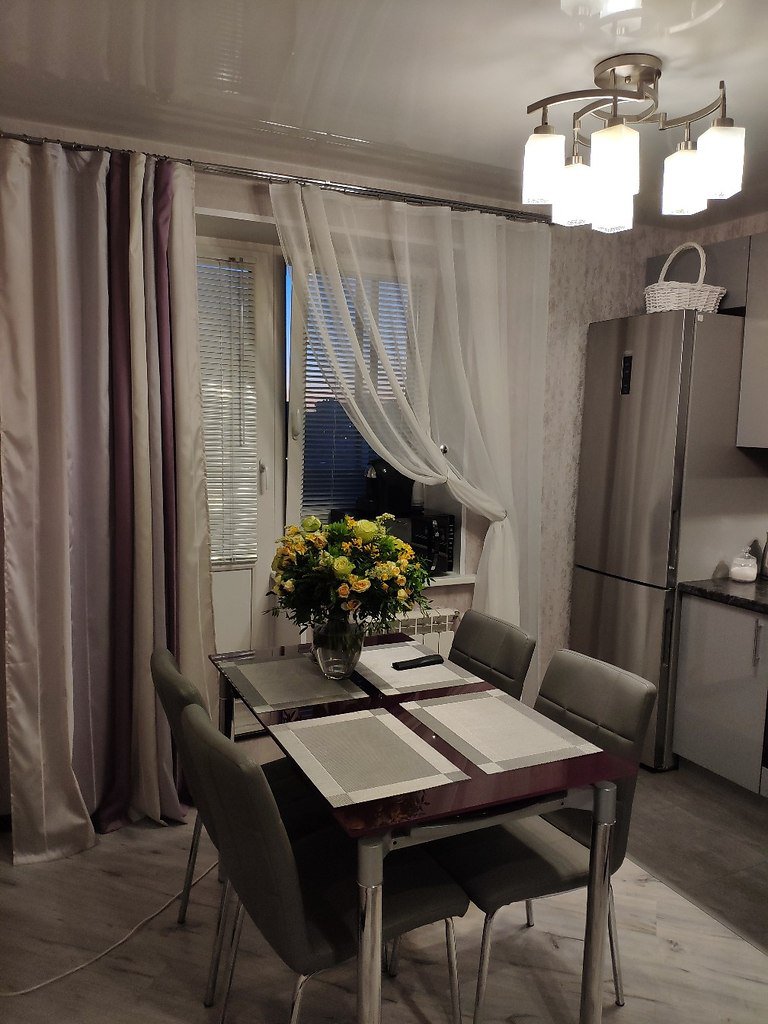 Совместите шторы на кухне с балконной дверью