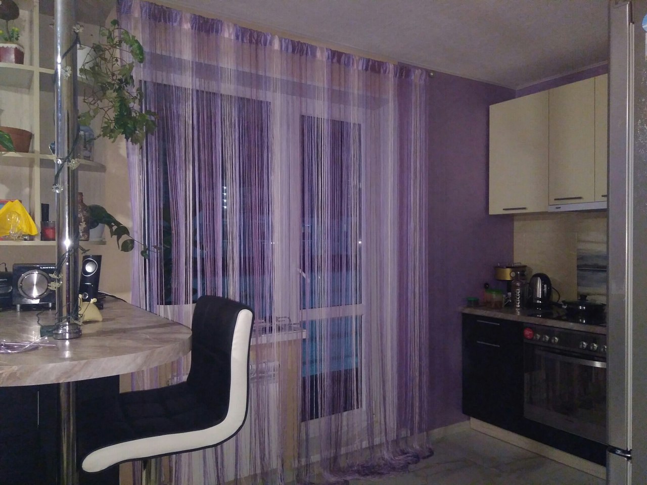 Фиолетовые нитяные шторы на кухню