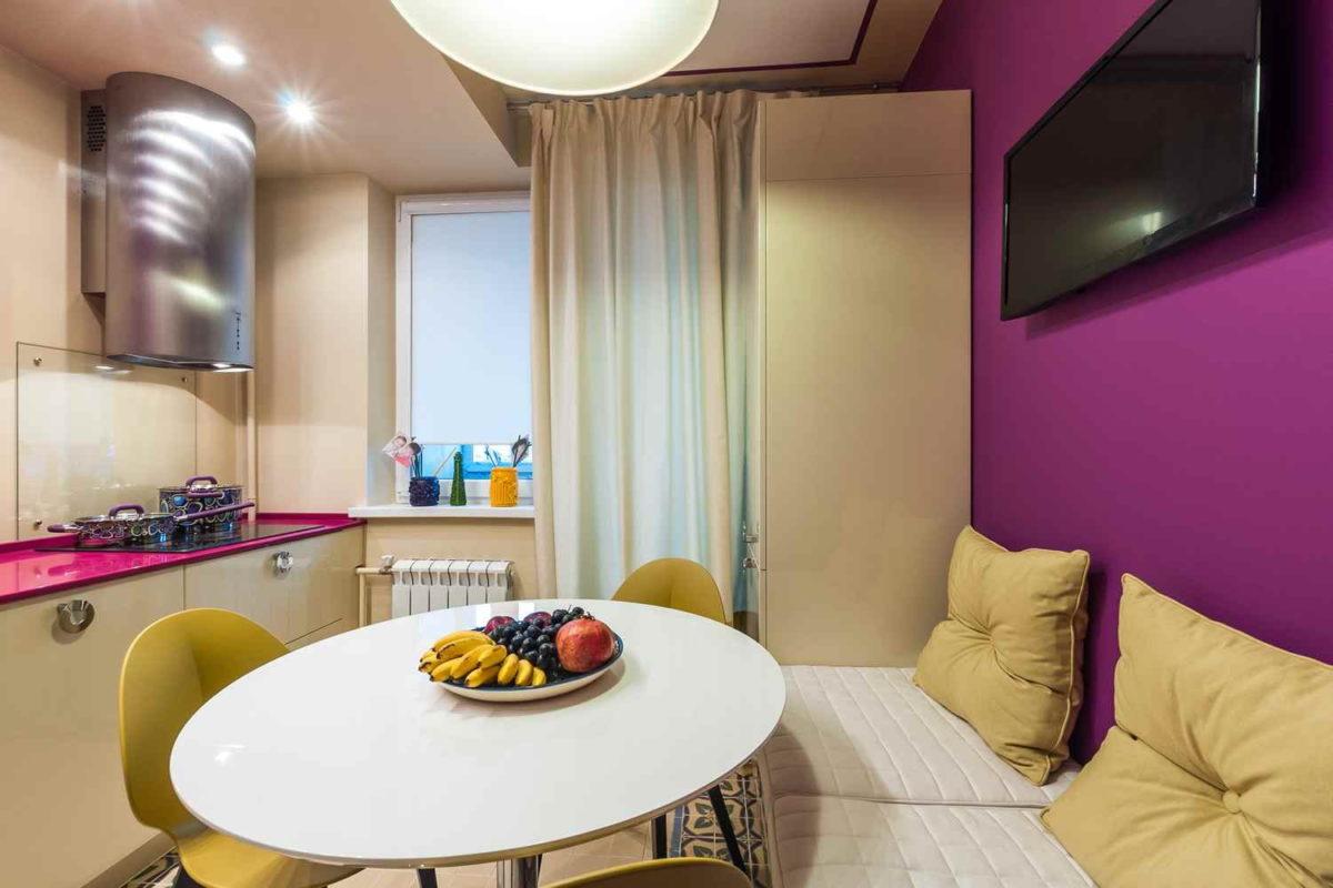 Совместите шторы на кухне с балконной дверью