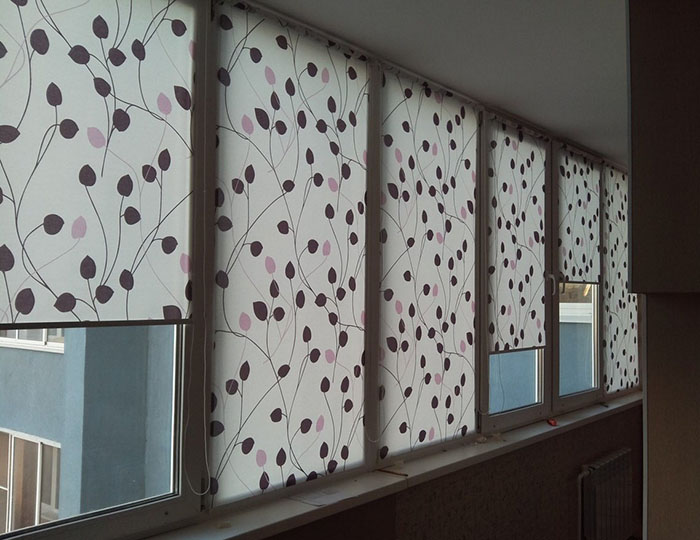 Как выбрать рулонные шторы на балкон с раздвижными окнами и идеи с фото