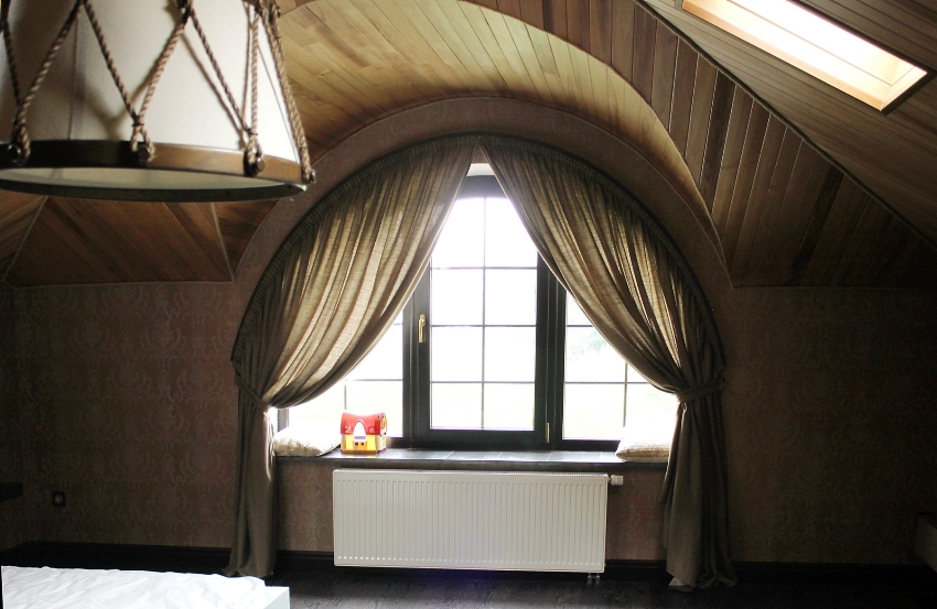 Изогнутое окно в спальне
