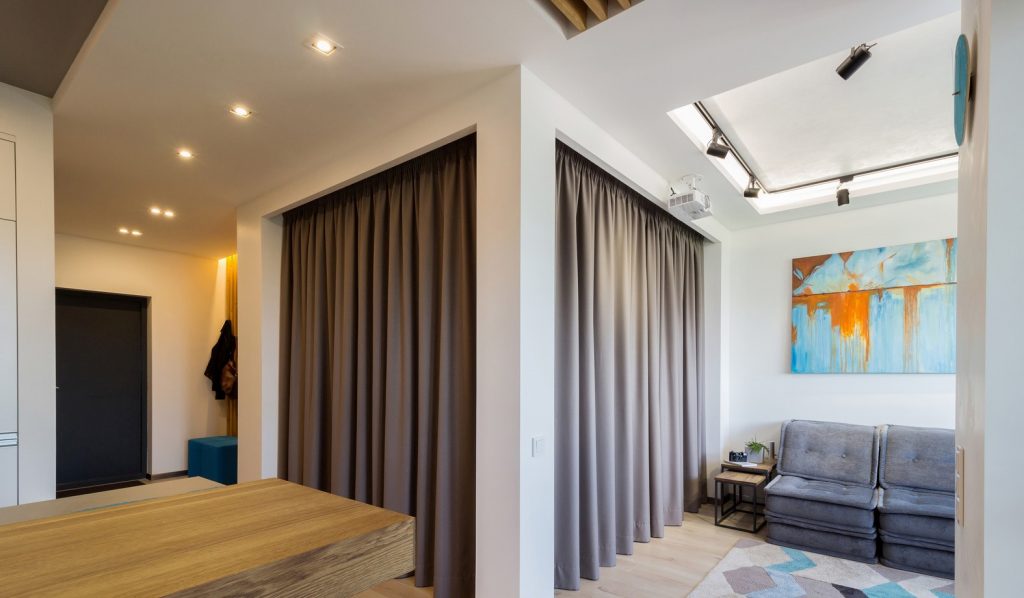 Занавески на дверной проем: декоративные, на магнитах от комаров, фото