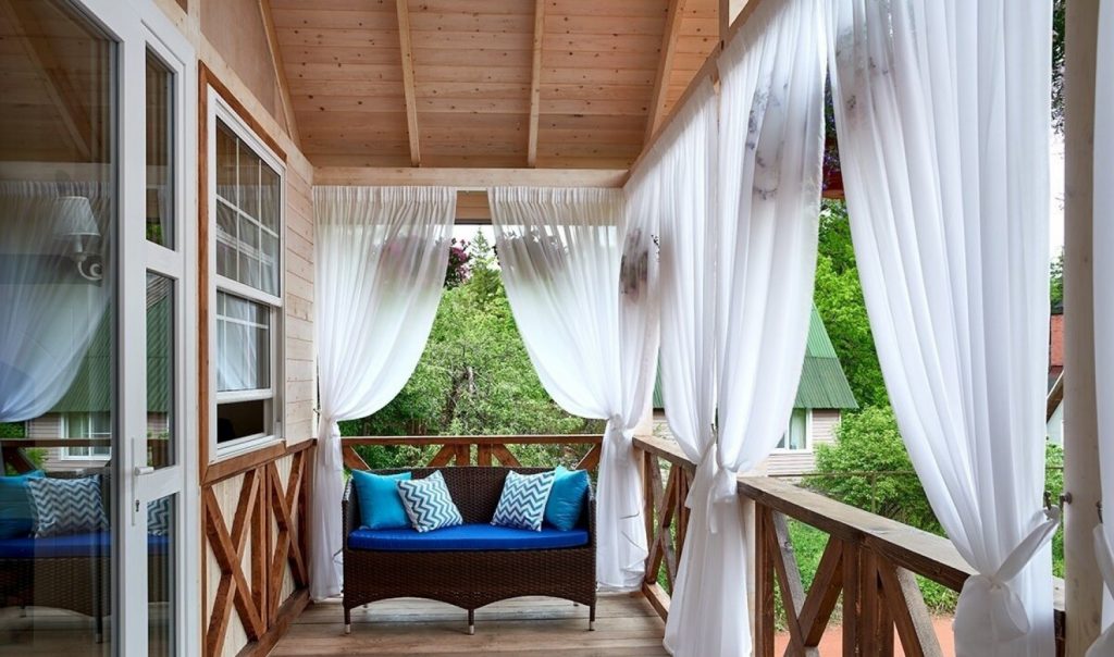 Занавески на дверной проем: декоративные, на магнитах от комаров, фото