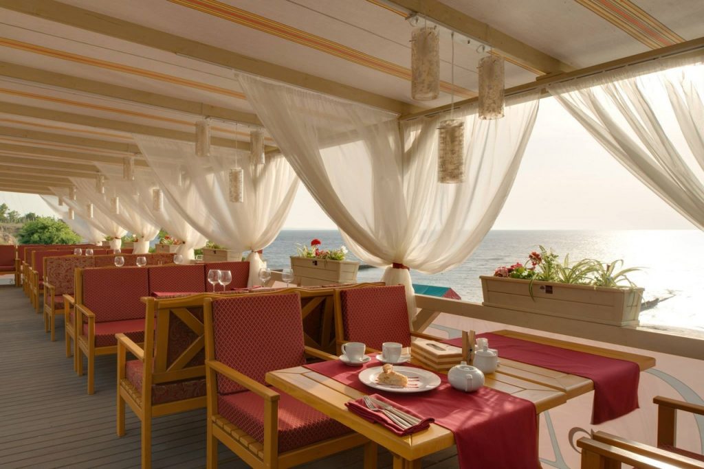 Занавески на дверной проем: декоративные, на магнитах от комаров, фото