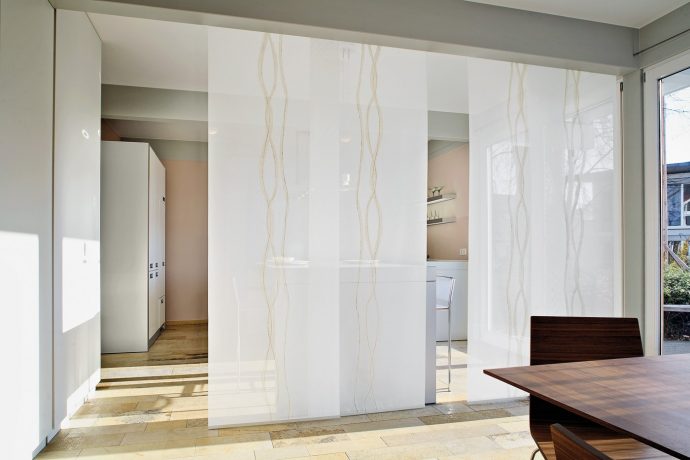 Занавески на дверной проем: декоративные, на магнитах от комаров, фото