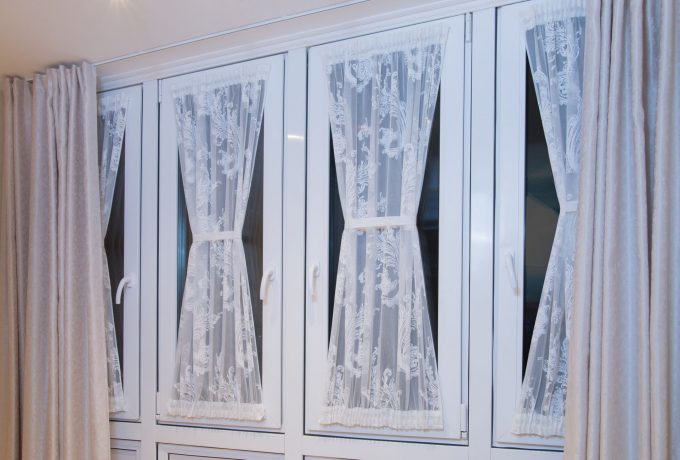 Занавески на дверной проем: декоративные, на магнитах от комаров, фото