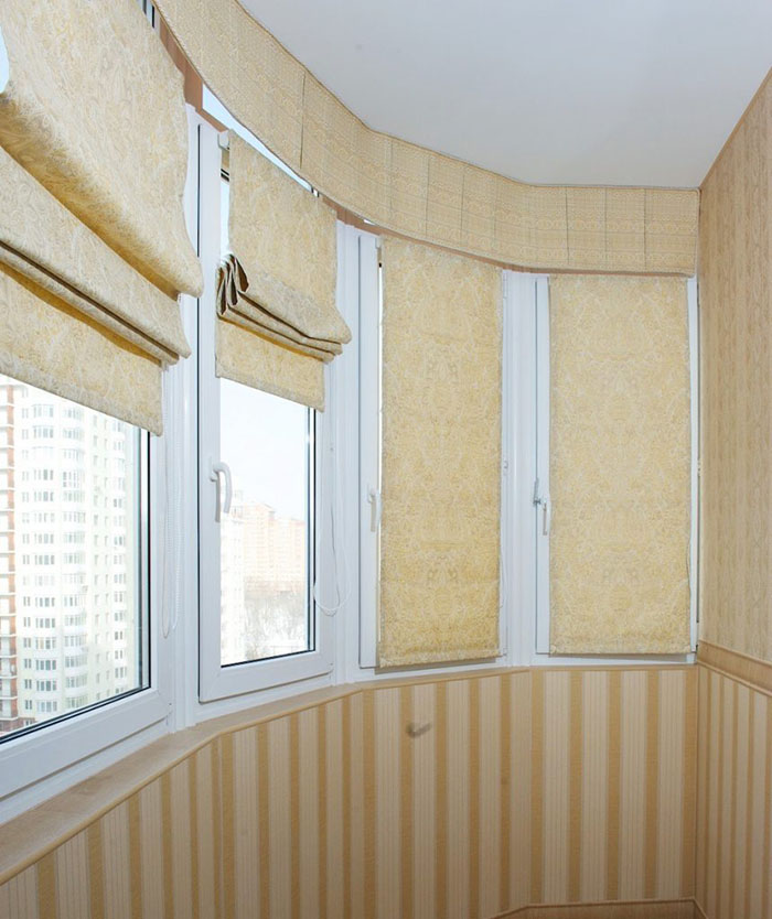 Как выбрать рулонные шторы на балкон с раздвижными окнами и идеи с фото