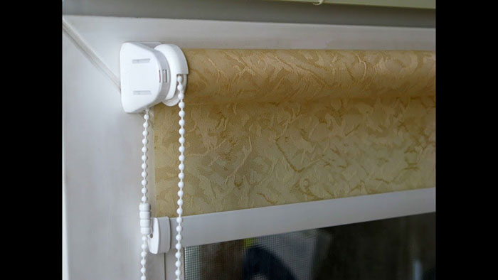 Как выбрать рулонные шторы на балкон с раздвижными окнами и идеи с фото