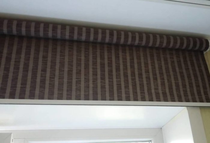 Как выбрать рулонные шторы на балкон с раздвижными окнами и идеи с фото