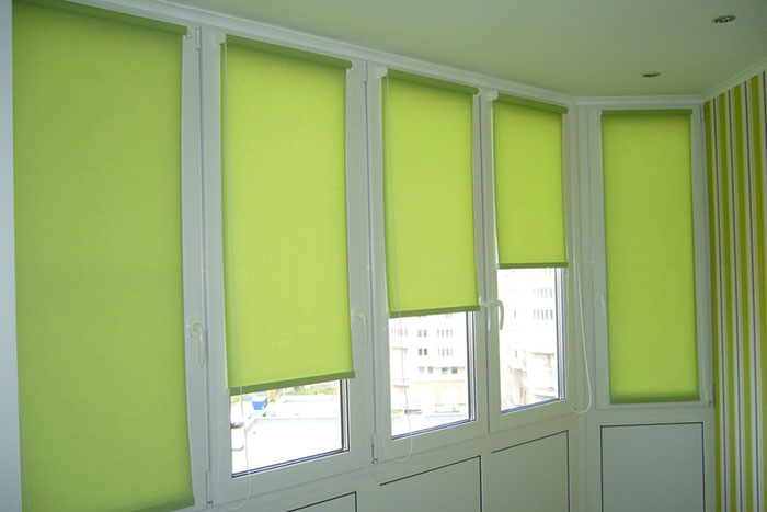 Как выбрать рулонные шторы на балкон с раздвижными окнами и идеи с фото